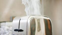 Penisini ekmek kızartma makinesine sıkıştırdı