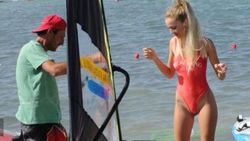 Cansu Taşkın sörf dersi aldı