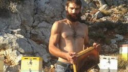 Yunanistan'da 'seksi arıcı' direniyor