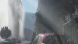 Patlayan borudan fışkıran su 35 metre yüksekliğe ulaştı