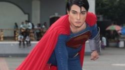 Filipinli genç Superman'e benzemek için servet harcadı