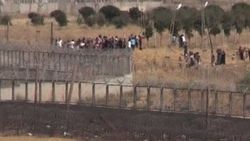 IŞİD'den kaçan Suriyeliler Türkiye sınırına yığıldı