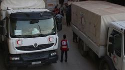 Esed bir yandan vuruyor bir yandan yardım dağıtıyor