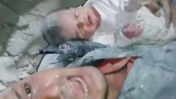 Suriye'de iki aylık bebek enkazdan kurtarıldı