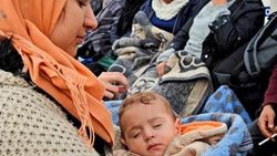 Botları su alan 60 kaçağı sahil güvenlik kurtardı