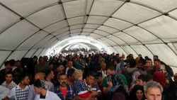 Ülkelerine gitmek isteyen Suriyeliler sınıra akın etti