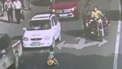 Çin'de küçük çocuk trafiği karıştırdı