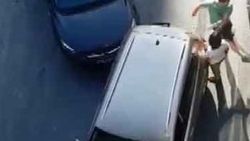Çarptığı aracın sürücüsüne kızdı, otobüse tekme attı