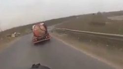 Sabırsız motosiklet sürücüsüne kötü sürpriz İZLE