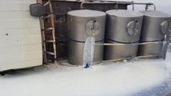 Tanker devrildi, yol sütle kaplandı