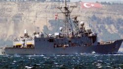 Kriz yaratan ABD savaş gemisi Boğaz'da