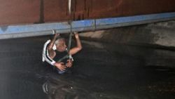 Adana'da bir otomobil kanala uçtu