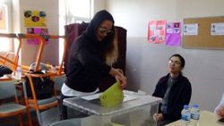Hülya Avşar sandık başında imza şaşkınlığı yaşadı