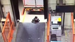 Sevkiyat rampasına yaslanan adama tır çarptı