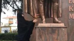 Atatürk büstüne saldıran kadın serbest bırakıldı