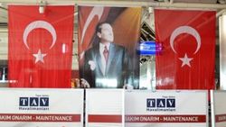 Bombanın patladığı yere Türk bayrağı asıldı