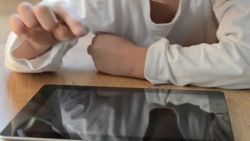 Tayland'da bir kişi tabletini kıran çocuğu öldürdü