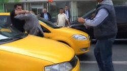 Taksim'de yumruklu sopalı kavga İZLE