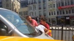 İstanbul'da taksici ile minibüs şoförü birbirine girdi İZLE