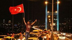 Taksiciler Boğaz Köprüsü'nde terörü protesto etti