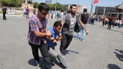 Taksim'de pankart gerginliği: 5 gözaltı