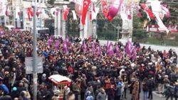 Beyoğlu'nda Özgecan için sloganlarla yürüdüler