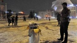 İstanbul'da yağan dolu Taksim'i beyaza bürüdü