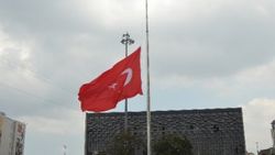 Taksim'deki Türk Bayrağı yarıya indirildi