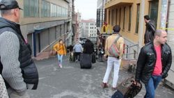 Turistler İstiklal Caddesi'ndeki otellerinden ayrılıyor
