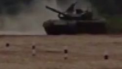 Rusya'da hızını alamayan tank takla attı