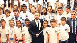 Adana'da taş atan çocuklardan koro