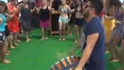 Tatilcilerden Bakanlar Kurulu'na davullu halaylı teşekkür