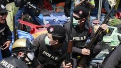 Tayland'da polis aracına bombalı saldırı