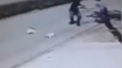 Çarptığı kadına önce yardım etti sonra çantasını çaldı
