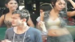 Tayland Başbakanı: Seksi kıyafet giyen kadın tutuklanacak