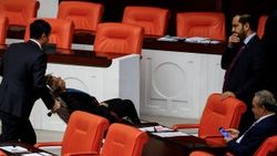 TBMM'de görevli stenograf bayıldı
