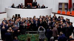 Meclis'te yaşanan arbedenin fotoğrafları