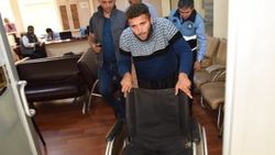 Tekerlekli sandalyeyle geldiği karakolda ayaklandı
