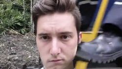 Selfie çekerken tekmelenen genç İZLE