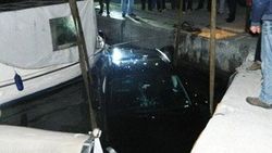 Tekne üzerine düşen otomobille birlikte battı