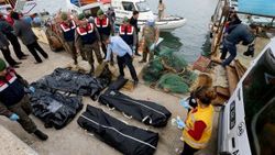 İzmir'de kaçakları taşıyan tekne battı