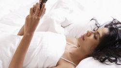 Yatakta akıllı telefon kullanımı uykusuzluğa neden oluyor