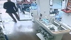 Sahte kimlikle telefon almaya çalışırken yakalandı