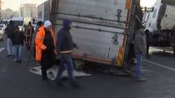 TEM'de kamyon devrildi iki şerit kapandı