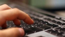 İnternet dolandırıcısı villadan kaçarken yakalandı