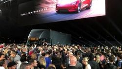 Elon Musk Tesla'nın yeni araçlarını tanıttı