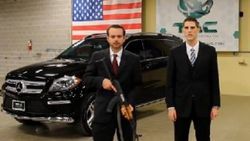 Mercedes'e AK-47 ile kurşun geçirmezlik testi