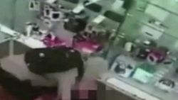 Tezgahtar kadını defalarca bıçaklayarak öldürdü - İzle