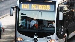 Metrobüsün altından metro çalışması çıktı