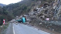 Taş ocağında heyelan; yol kapandı